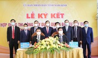 Đại diện chủ đầu tư và nhà thầu ký kết hợp đồng thi công dự án Bệnh viện Đa khoa tỉnh Nam Định. Ảnh: Hoàng Long