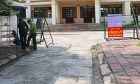 Khu vực cách ly tập trung tại Trường Quân sự tỉnh Thái Bình được bảo vệ cẩn thận - Ảnh: Hoàng Long