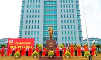 Cắt băng khánh thành tượng đài Chủ tịch Hồ Chí Minh tại Công an tỉnh Nam Định - Ảnh: Hoàng Long