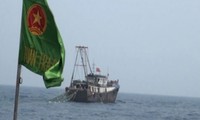 Bị Hải đội 2 phát loa xua đuổi, tàu cá treo cờ Trung Quốc bỏ chạy khỏi vùng biển Việt Nam - Ảnh: BPTB