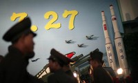 Lính Triều Tiên đứng bên cạnh mô hình tên lửa đẩy Unha 3 tháng 7/2013. Ảnh: AP.