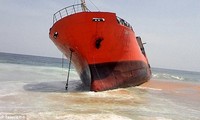 Bí ẩn &apos;con tàu ma&apos; mắc cạn trên bờ biển Liberia