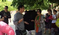 Xue Chun Zhe xuyên tạc lịch sử Việt Nam khi dẫn đoàn khách Trung Quốc tham quan chùa Linh Ứng. Ảnh: Hướng dẫn viên du lịch tiếng Trung cung cấp.