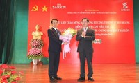 Bộ trưởng Vũ Huy Hoàng (phải) tặng hoa cho ông Võ Thanh Hà, Chủ tịch Sabeco
