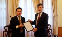 Ông Nguyễn San Miên Nhuận nhận Giấy chấp nhận Tổng lãnh sự từ đại diện Cục Lãnh sự, Bộ Ngoại giao Việt Nam.
