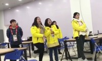 Tình nguyện viên nữ Trung Quốc hồi hộp ủng hộ U23 Việt Nam