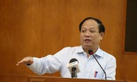 Phó Bí thư Thường trực Thành ủy TP.HCM Tất Thành Cang trả lời cử tri quận 10. 