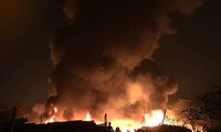 CLIP: Kinh hoàng lửa bao trùm nhà xưởng khiến nhiều người chết trong đêm