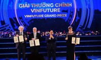 Giải thưởng cao nhất trị giá 3 triệu đô la Mỹ đã được trao cho 3 nhà khoa học Katalin Kariko, Drew Weissman (Mỹ) và Pieter Cullis (Canada). (Ảnh: PV/Vietnam+).