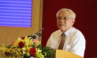 Ông Lê Văn Dẽ, Giám đốc Sở Xây dựng tỉnh Khánh Hòa trả lời chất vấn tại kỳ họp