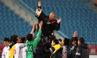 HLV Park Hang Seo và U23 Việt Nam ăn mừng chiến thắng trước Qatar hôm 23/1.