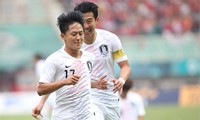 Tiền đạo Lee Seung-woo (phải) cho biết Hàn Quốc muốn thắng Olympic Việt Nam vì HLV Kim Hak Bum.