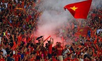 Đội tuyển Việt Nam có thể chịu án phạt nặng nếu CĐV tiếp tục đốt pháo sáng trên sân vận động.