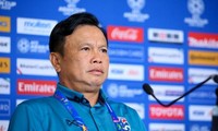 HLV Sirisak Yodyardthai đang phải xử lý nhiều vấn đề ở đội tuyển Thái Lan.
