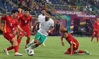 Trọng Hoàng và các đồng đội đã có trận đấu vất vả trước Saudi Arabia (ảnh AFP).
