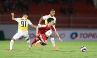 Topeland Bình Định (áo vàng) thua Viettel 0-2 trong ngày khai mạc V-League trên sân Quy Nhơn. (ảnh Hữu Phạm)