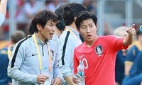 HLV Gong Oh-kyun (trái) sẽ chịu nhiều sức ép khi thay người đồng hương Park Hang-seo dẫn dắt U23 Việt Nam.