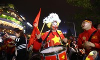CĐV xuống đường ăn mừng chiến tích kỳ diệu của U23 Việt Nam