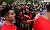 CĐV hò reo, gọi tên các tuyển thủ U23 Việt Nam trên phố đi bộ
