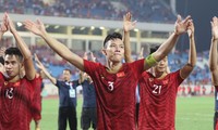 Đội tuyển Việt Nam ra sân bay từ tờ mờ sáng, tới Indonesia