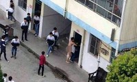Giáo viên khỏa thân ép buộc nữ sinh.