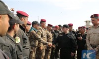 Thủ tướng Haider al-Abadi bắt tay với các sĩ quan quân đội ở Mosul, Iraq, vào ngày 9/7. Ảnh: Tân Hoa Xã