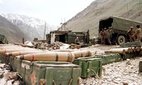 Binh sĩ Ấn Độ đang bốc dỡ đạn dược tại dãy Himalaya gần Drass, Kashmir. Ảnh: AP