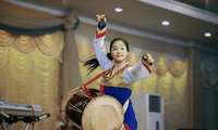 Một nữ nhân viên phục vụ tại nhà hàng Triều Tiên ở nước ngoài biểu diễn điệu múa truyền thống. Ảnh: Iamjssue