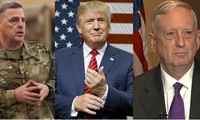 Tướng Mark Milley (trái), Tổng thống Mỹ Donald Trump (giữa) và Tướng James Mattis.