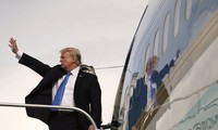 Tổng thống Mỹ Donald Trump lên máy bay về nước sau chuyến công du châu Á lịch sử. Ảnh: AP