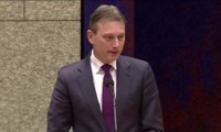 Ngoại trưởng Hà Lan Halbe Zijlstra đọc tuyên bố từ chức trước Hạ viện. Ảnh cắt từ video