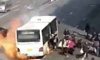 Hành khách tháo chạy khỏi chiếc xe buýt bốc cháy.