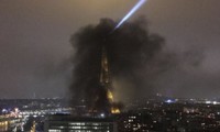Phe Áo vàng đốt phá thâu đêm, tháp Eiffel chìm trong khói đen