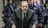 Harvey Weinstein rời Toà án Tối cao Manhattan hồi tháng 1/2020. Ảnh: AP