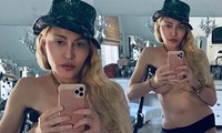 Ngực trần selfie trước gương ở tuổi U65, Madonna hứng ‘gạch đá’ từ dân mạng