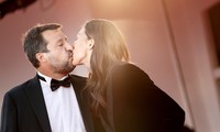 Cựu Phó Thủ tướng Ý hôn đắm đuối bạn gái kém 20 tuổi trên thảm đỏ Venice