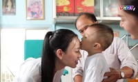 ‘Người đẹp nhân ái’: Thí sinh HHVN 2020 mang ‘liều thuốc yêu thương’ đến trẻ bại não
