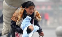 Người mẹ trong bức ảnh từng gây chấn động Trung Quốc 11 năm trước giờ ra sao?