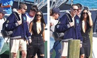Kim Kardashian ‘thả rông’ vòng một sexy, tươi vui bên tình trẻ kém 13 tuổi