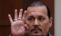 Johnny Depp nhớ lại khoảnh khắc cho rằng vợ cũ Amber Heard đại tiện lên giường ngủ