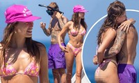 Hailey Biebers thả dáng sexy với bikini bé xíu, ôm ấp ông xã Justin trên du thuyền