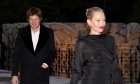 Kate Moss gặp sự cố với váy xuyên thấu