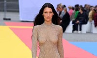 Bella Hadid gây bàn luận với trang phục màu nude