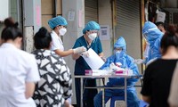 Xét nghiệm cho toàn bộ nhân viên y tế, bệnh nhân, người nhà bệnh nhân tại BV Việt Đức. Ảnh: Hoàng Mạnh Thắng