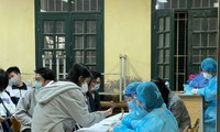 Học sinh được theo dõi sau tiêm vắc xin tại trường THPT Đống Đa (Hà Nội) sáng 23/11 Ảnh: Thái Hà