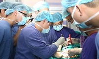 Bác sĩ phẫu thuật cấp cứu cho bệnh nhân gặp tai nạn khi quan hệ tình dục