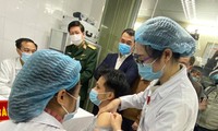 Người đầu tiên tiêm thử nghiệm vắc-xin ngừa COVID-19 do Việt Nam sản xuất