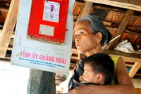 Thăm lại làng 'bệnh lạ'