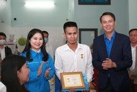“Người hùng” cứu bé gái rơi từ tầng 12 được TƯ Đoàn trao tặng huy hiệu “Tuổi trẻ dũng cảm“