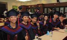 Trân quý các bạn sinh viên không đầu hàng nghịch cảnh